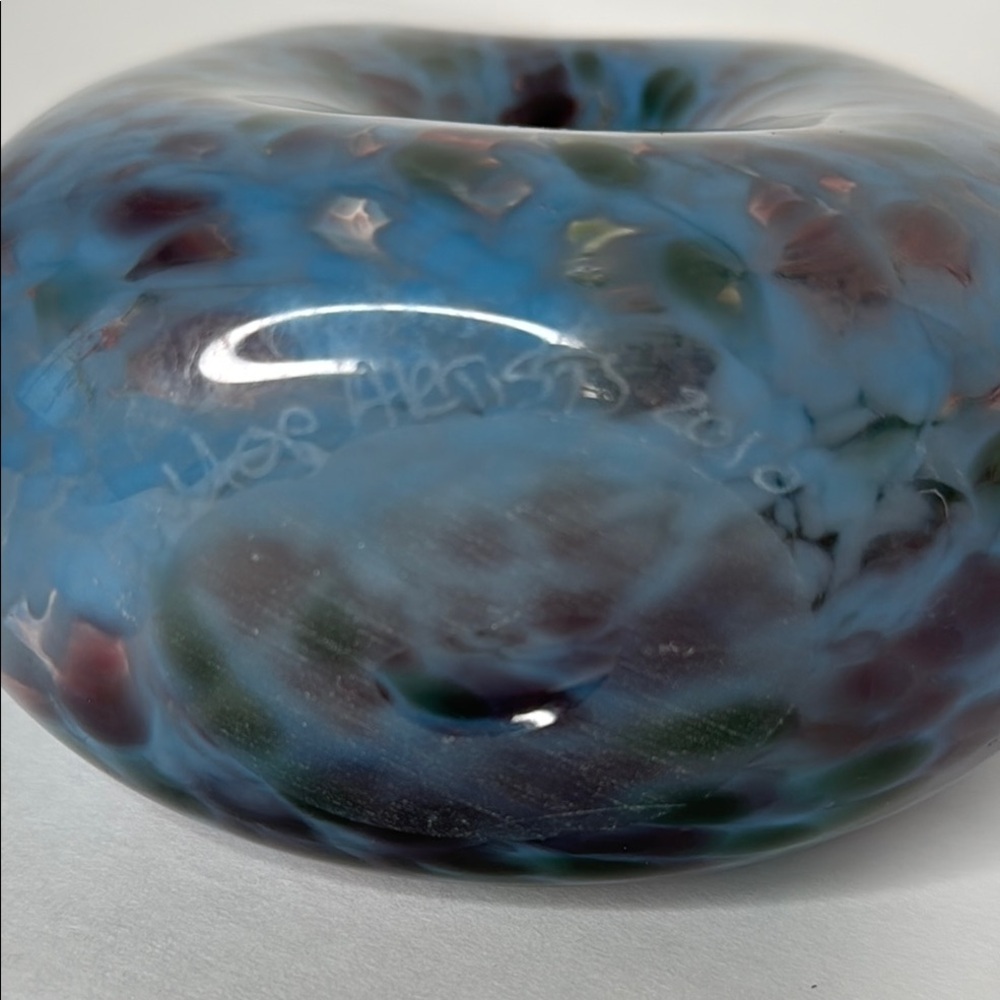 Blue Purple Glass Keyhole Vase Swirl Collectible Art Signed Vintage 2010 Gift - Picture 2 of 7
